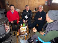 Tutti attorno alla stufa a chiaccherare, pranzare e scaldarsi  IMG 0324 - Copy